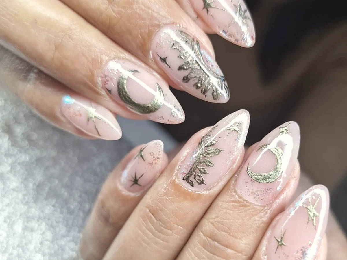 Uñas esculpidas con diseño elegante