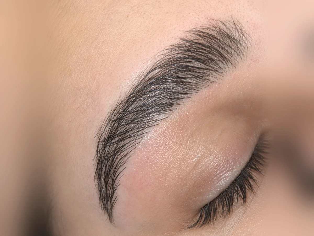 Diseño y depilación de cejas profesional